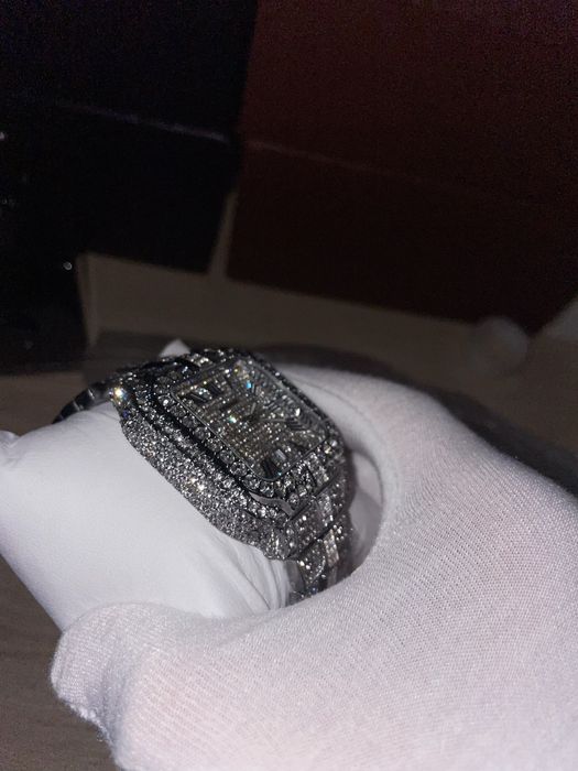 Часовник Cartier Santos iced-out