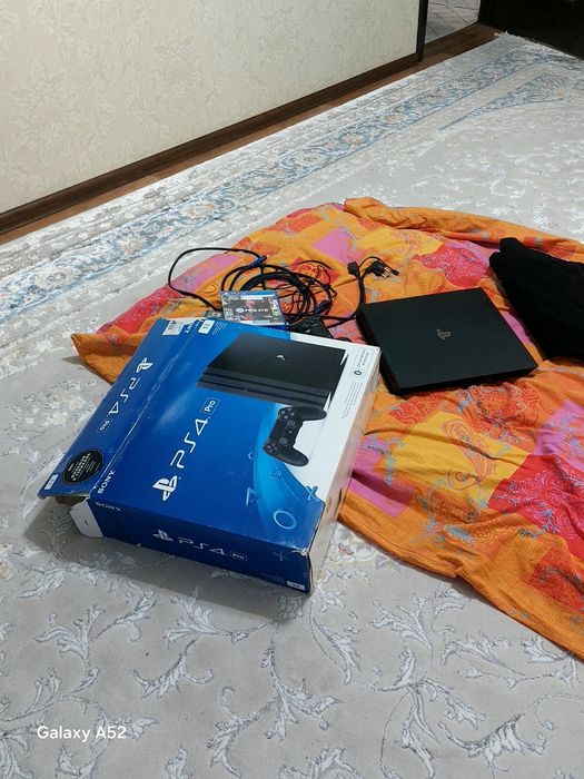 SONY Pleystation 4 PRO 1TB. 2 джостик 3 диска