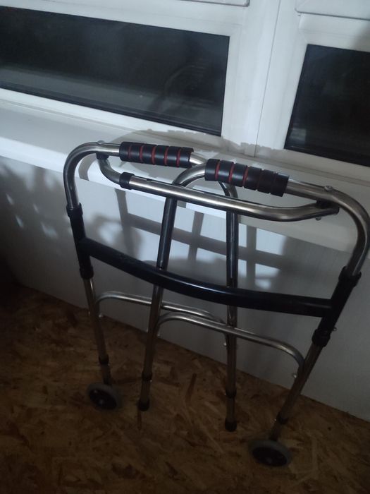 Продам коляску,, ходунки, горшок