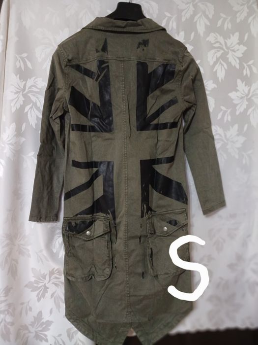 Дамски дрехи от затворен магазин.