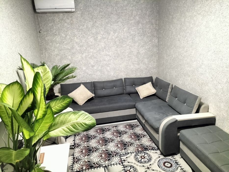 Продам угловой раскладной диван с дополнительным пуфиком и местом хран