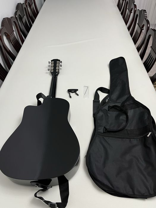 Гитара окустика настроена с кападастером