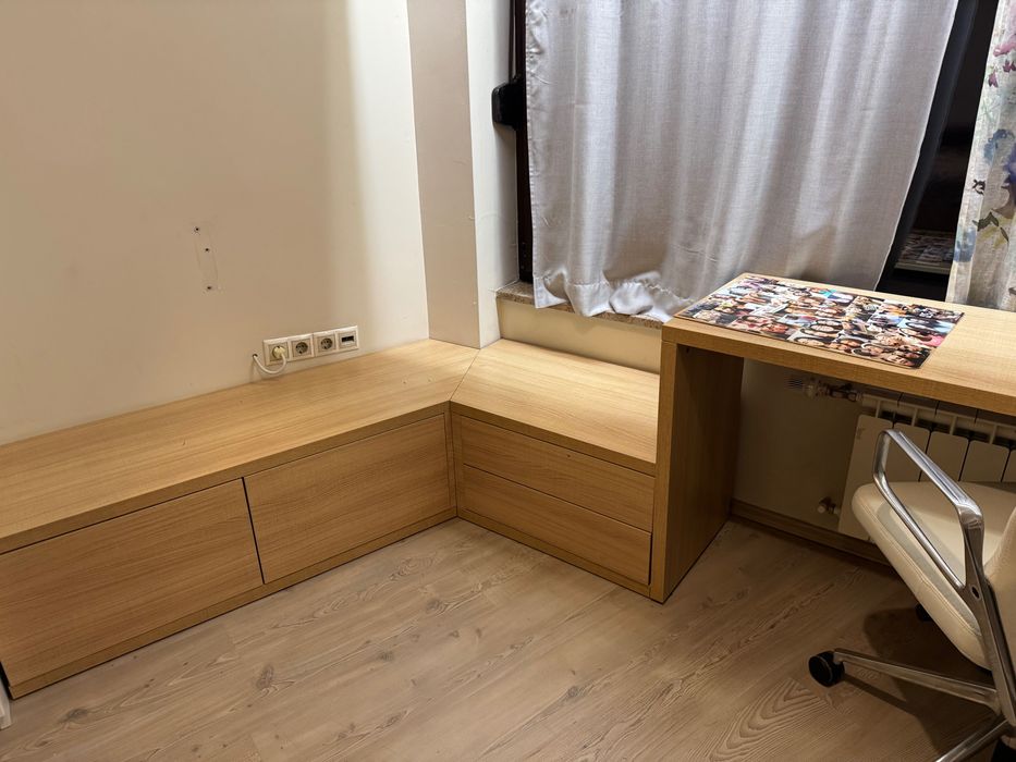 Бюро с прилежащи рафтове