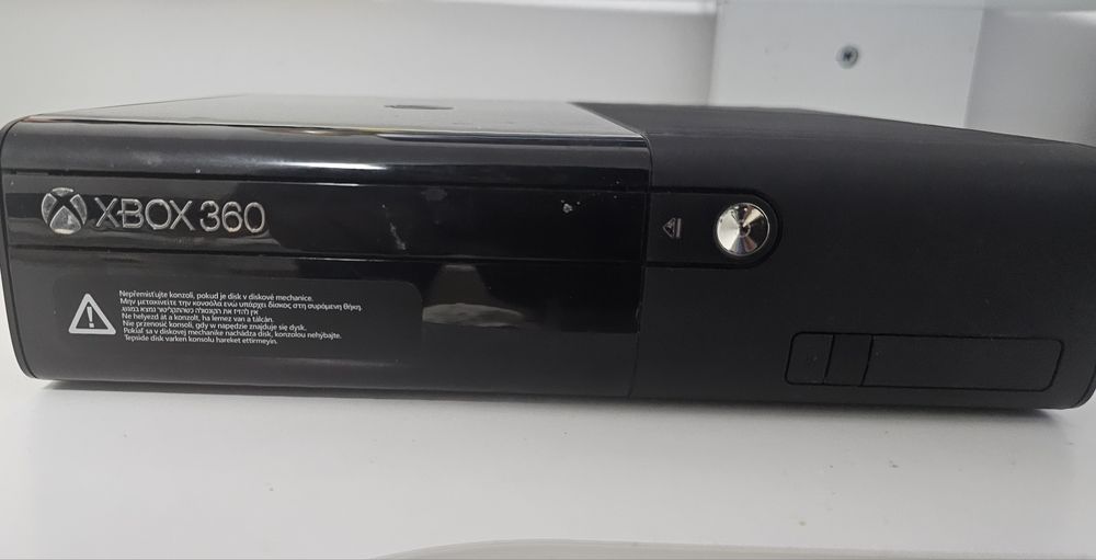 Xbox 360 Slim+2 controllere