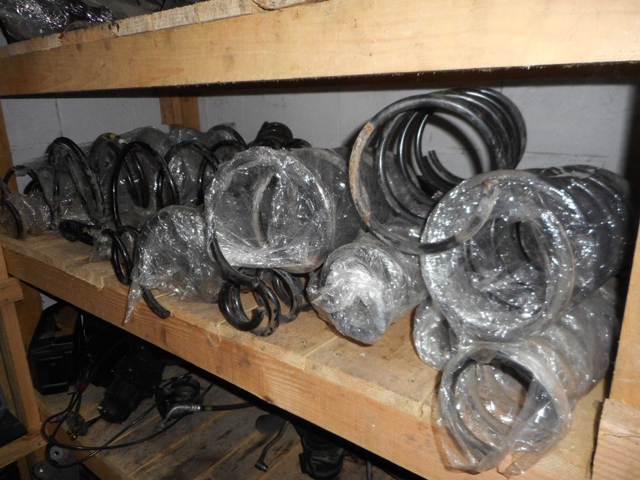 Окачване - амортисьори пружини носачи щанги шенкели от Мерцедес