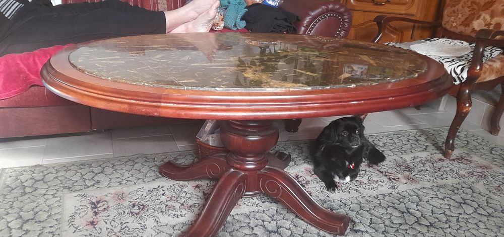 Масивна холна маса с мраморен плот