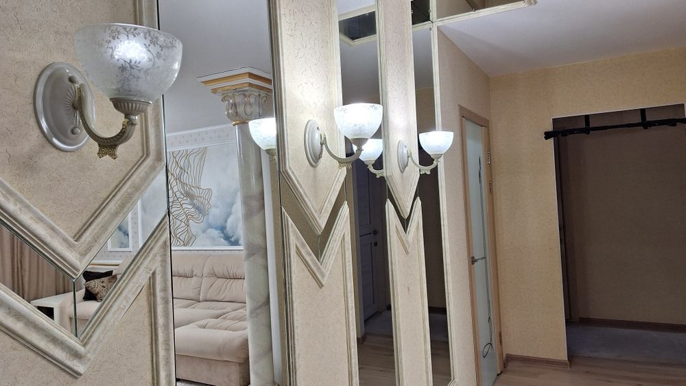 продам  трехкомнатную квартиру