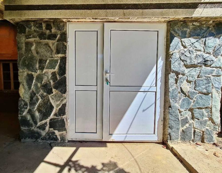 Къща с двор в село Червена