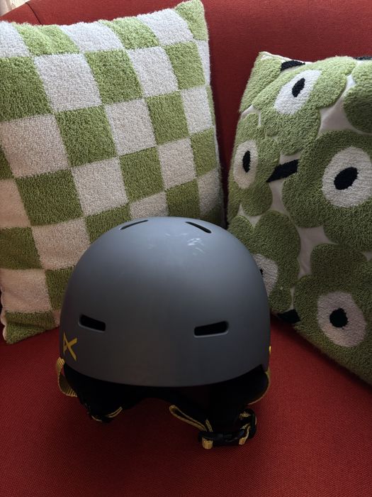 Горнолыжный шлем, перчатки