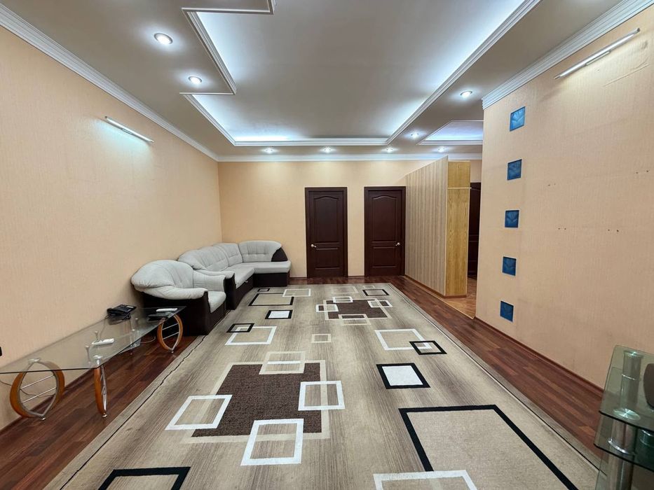 Продается 3х ком квартира, ориентир: гостиница Россия, 74м²