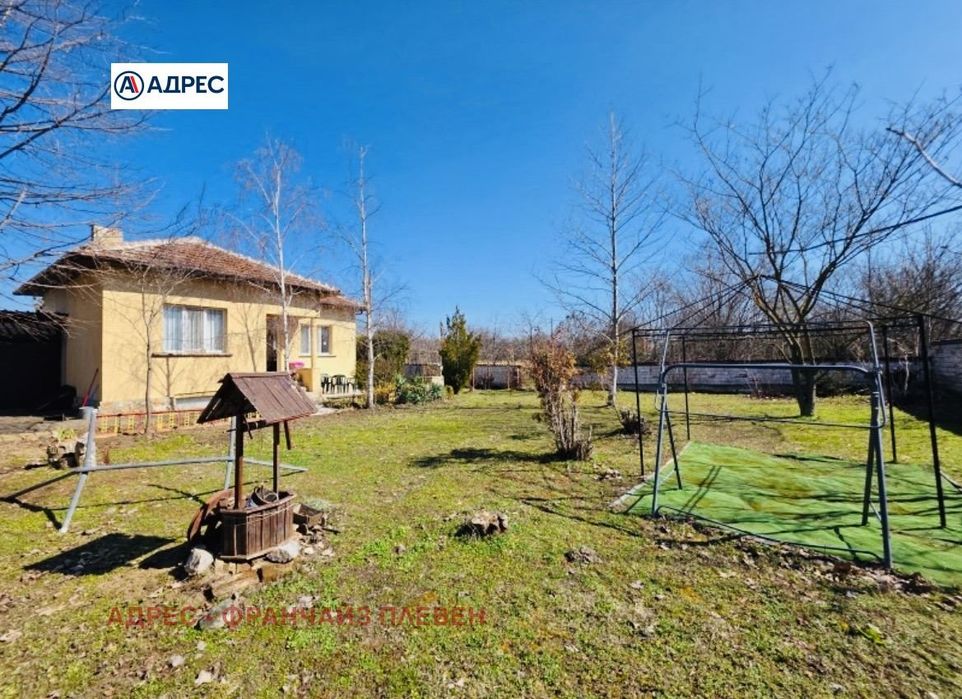 Къща в Плевен, област-с.Изгрев площ 50 цена 30000