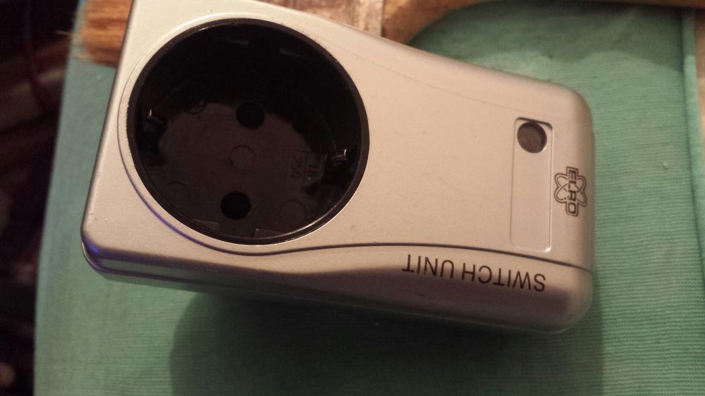 Priză acţionată prin telecomandă