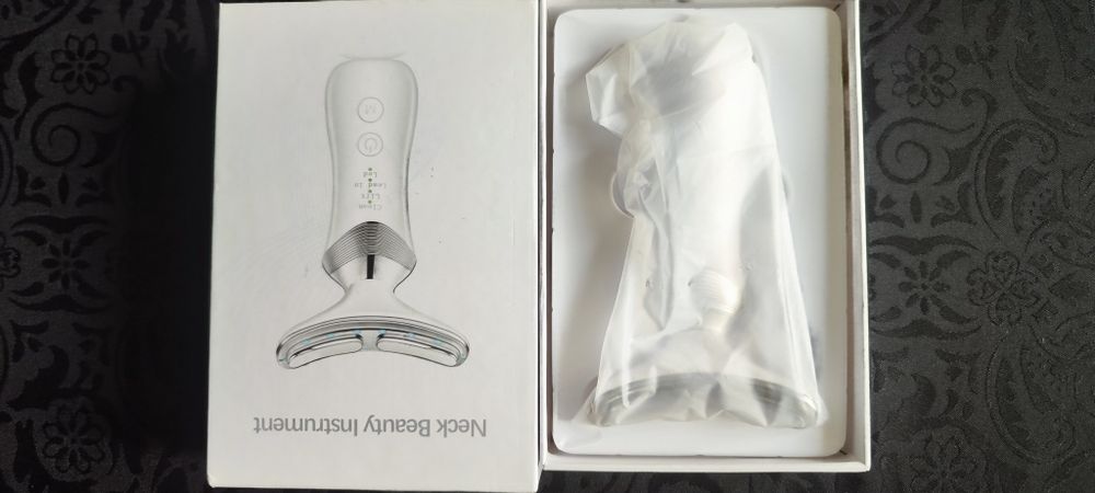 Уред за шия за терапия против отпуснатост и бръчки .