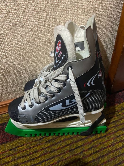 Продам хокейнные коньки