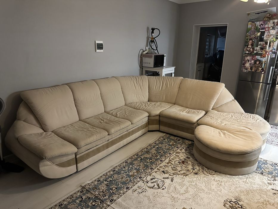 Кухня гарнитур и диван