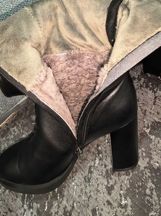 Продам женские сапоги.