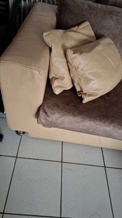 Разтеготелен диван естествена кожа и табуретка