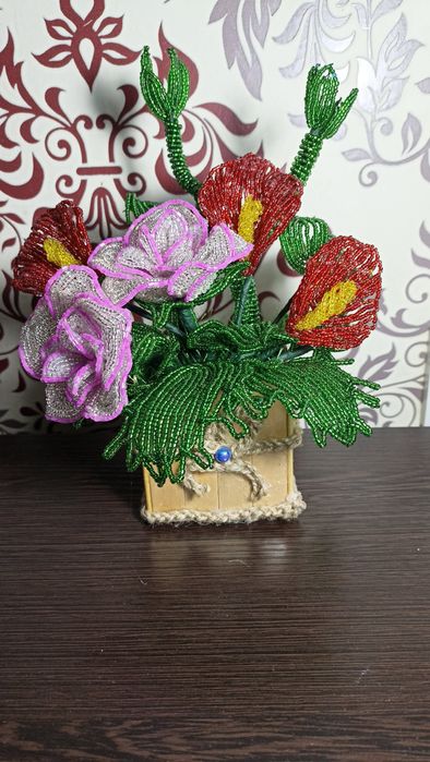 Вазочки с цветами из бисера.