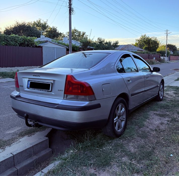 Volvo S60 D5 // 2.4 diesel 130cp // An 06.2004 // Interior piele // Faruri cu Xenon // Pilot automat // Toate actele valabile //