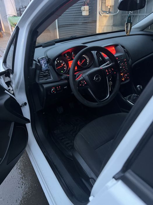 Opel astra j. 2014 benzina +gpl