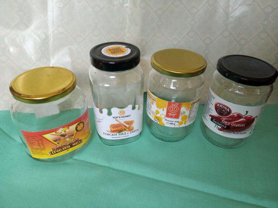 Стъклени буркани и бутилки