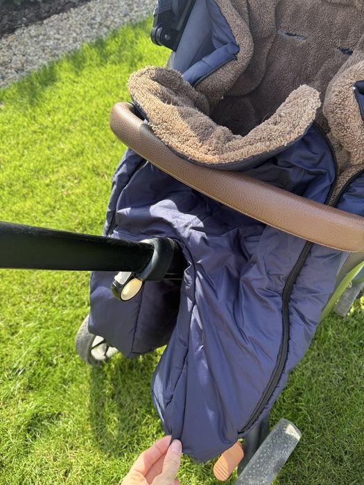 Детска количка Stokke със спален чувал и две бебешки кошници за кола. Аксесоарите към количката са включени в комплекта.