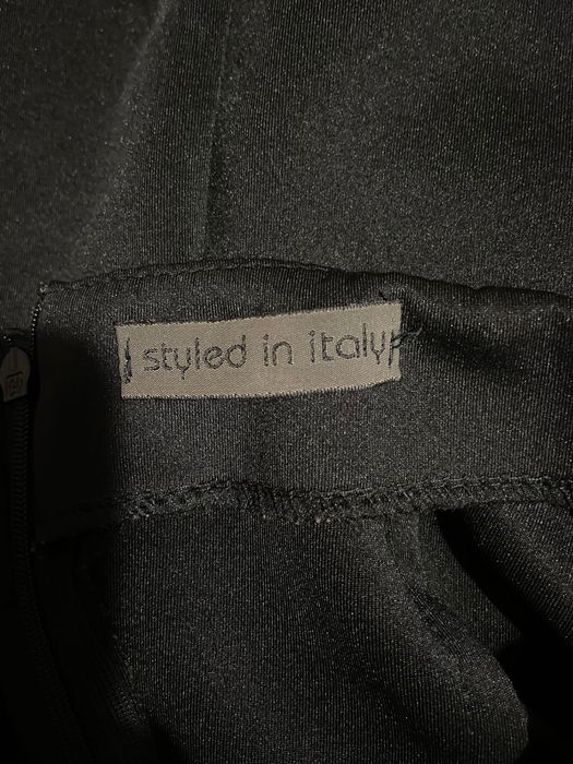 Къса черна рокля