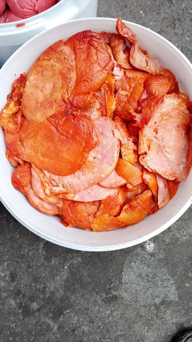 Обрезки колбасы, куриного рулета.