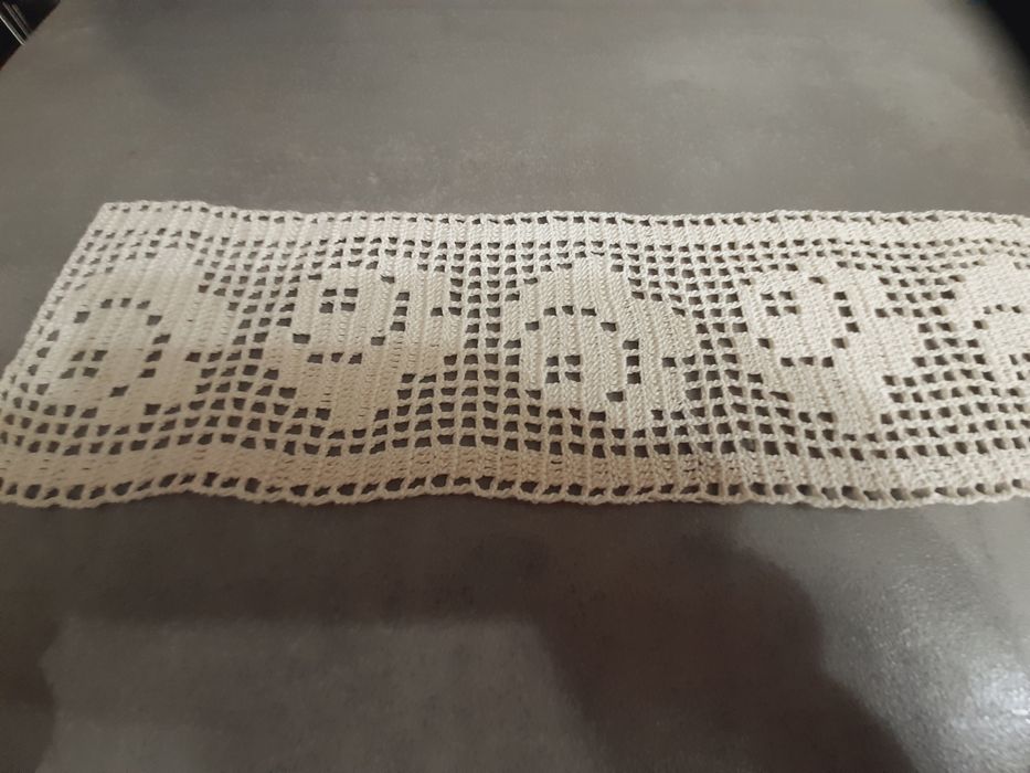 Dantelă croșetată manual