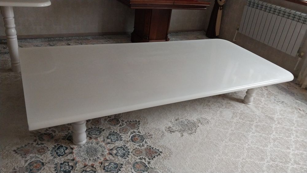 Стол гостинной  две штук