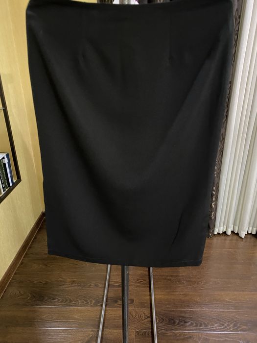 Элегантная черная юбка-миди с эффектным разрезом