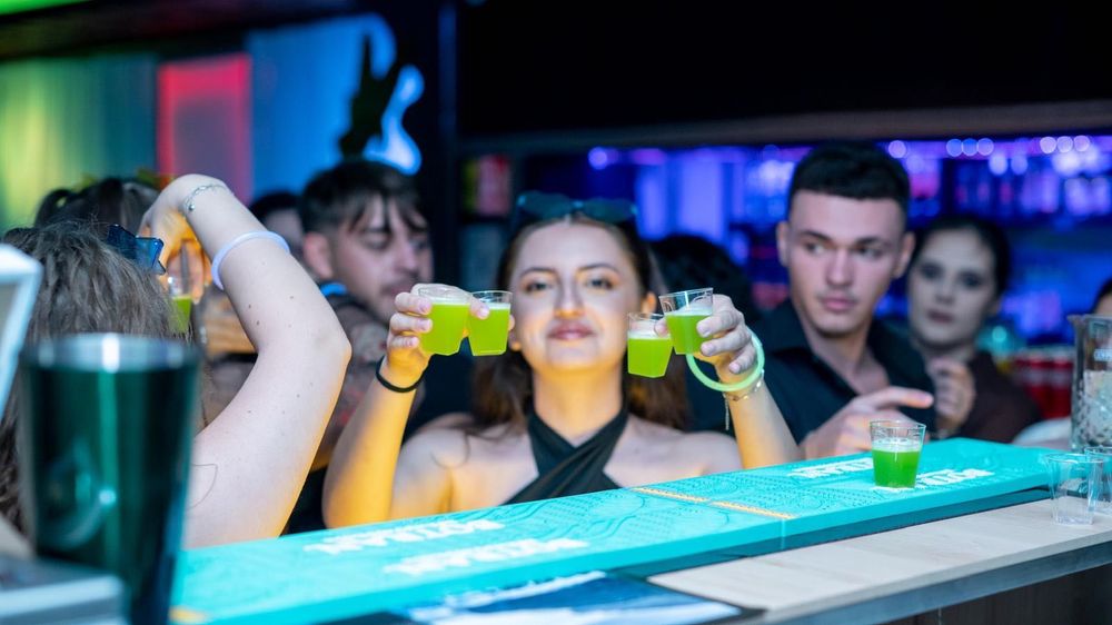 LuuEvents CocktailBar Mobil - Servicii Bar mobil / Tort de shot-uri