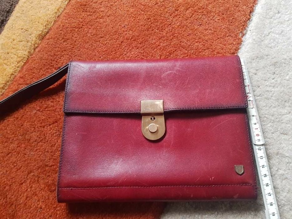 Vând geantă de piele de bărbați.