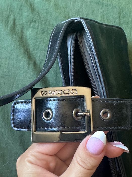 Малка черна чанта на Guess