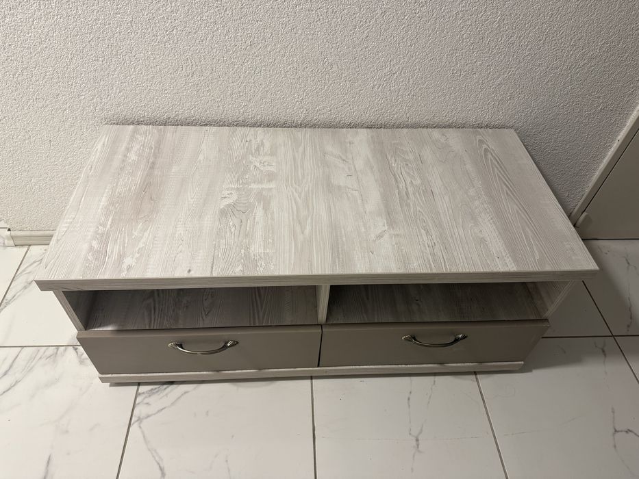 Comoda din lemn masiv cu sertare