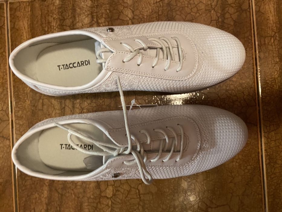 продам белые кожанные кроссовки