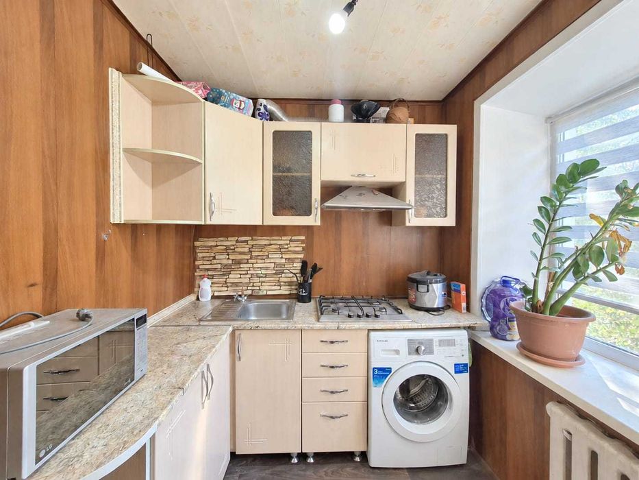 Продам  3-комн. квартиру на 6 мкр.