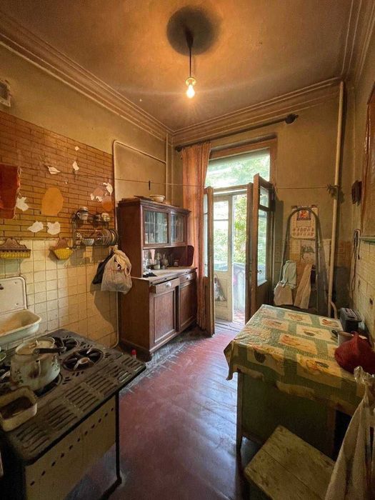 3х- комнатная! Шота руставели! Аския базар центр 1 линияцена снижена!!