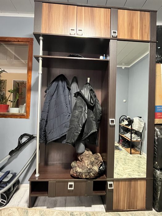 Шкаф с зеркалом для прихожей