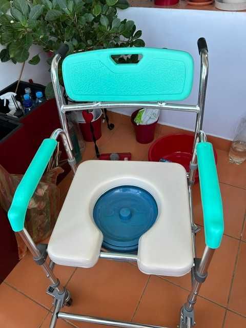 Scaun cu WC pentru persoane cu handicap.