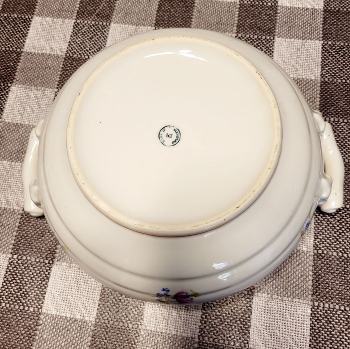 Порцеланов супник с капак! Състояние използвано като ново!