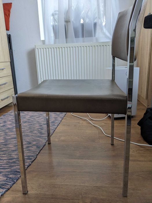 Scaun îmbrăcat în piele, cu picioare din metal