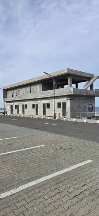 Cădire unicat cu vedere frontal la mare