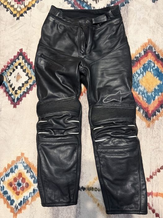 Кожен мото екип Alpinestars.