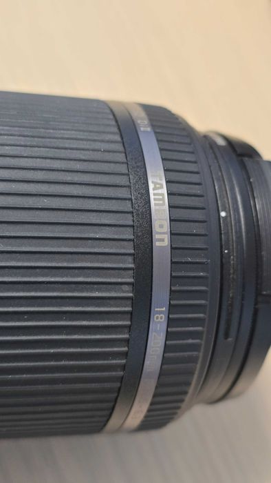 Nikon D5200 + obiectiv 18-55 Nikon + obiectiv 18-200 Tamron