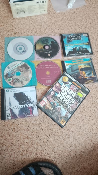 Продам телефоны , монеты разное