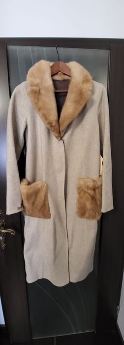 Palton lina, guler si buzunare din vizon