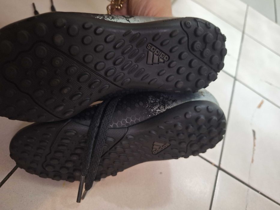 Продавам чисто нови детски бутонки адидас