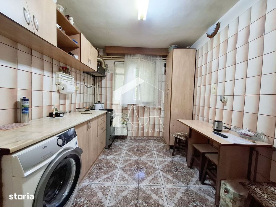 Apartament cu 3 camere, decomandat, zona Vest