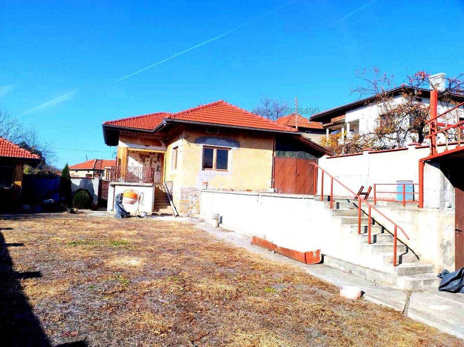 Продавам УПИ с  4 масивни къщи  и 3 постройки в с.Славщица до ЛОВЕЧ